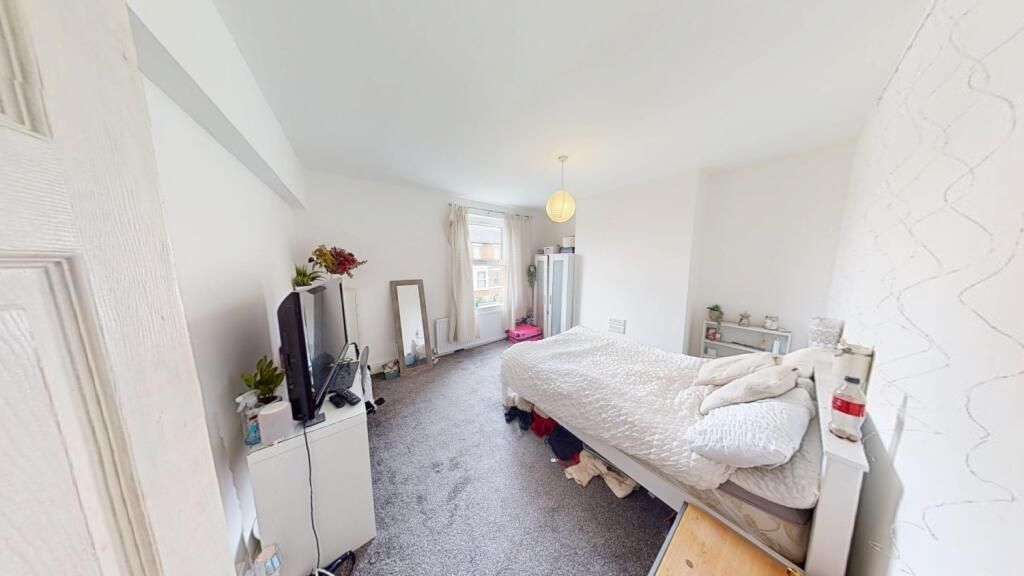 Property photo 2 of 8 A Bright And Airy Double Bedroom Featuring A Comfo...