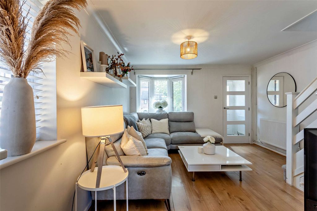 Property photo 3 of 13 Lounge