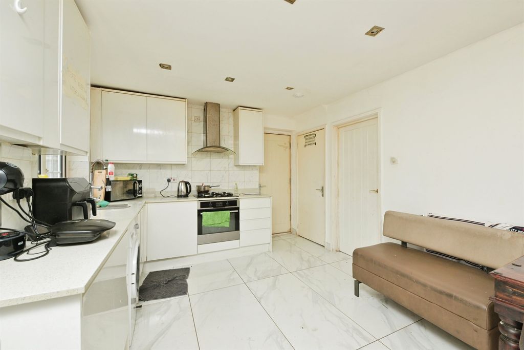 Property photo 2 of 8
