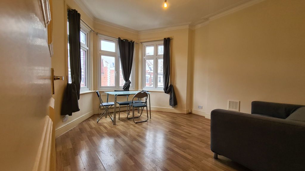 Property photo 1 of 11 Living Room