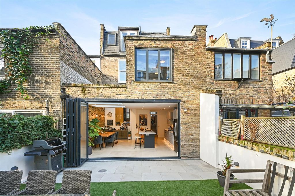 Property photo 2 of 12 Godolphin Road - Gardenb1 (1).Jpg