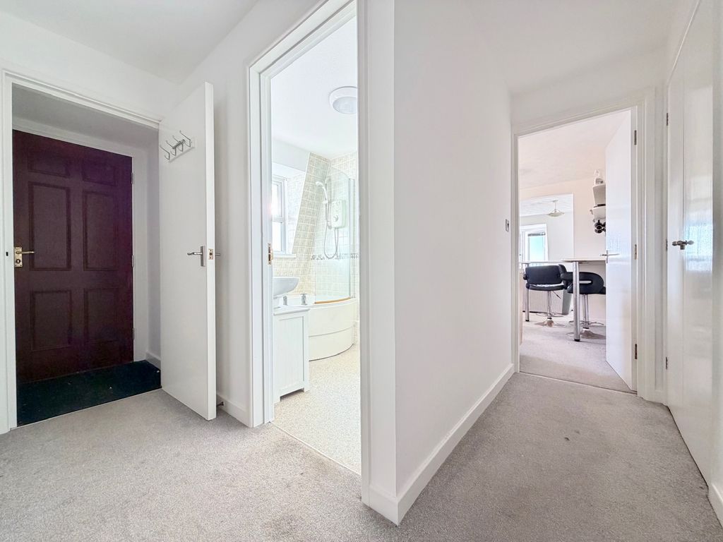 Property photo 3 of 16 Entrance Hall