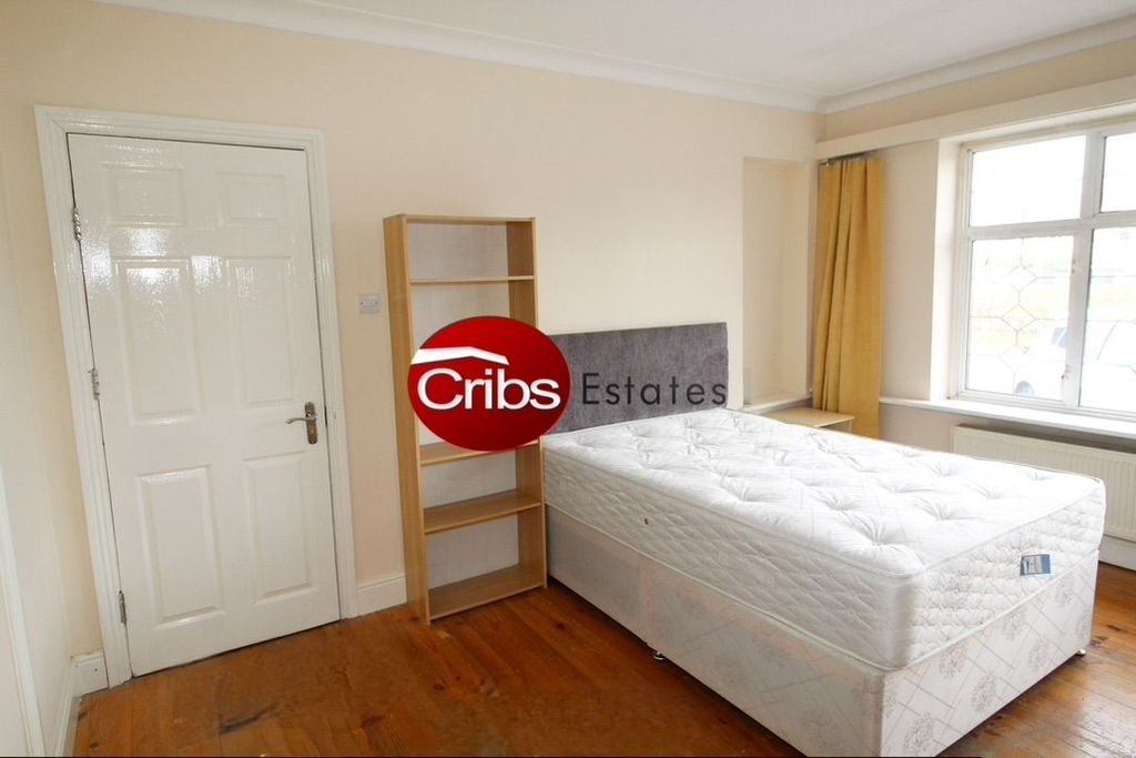 Property photo 1 of 12 Double Room To Rent In Kingston Vale