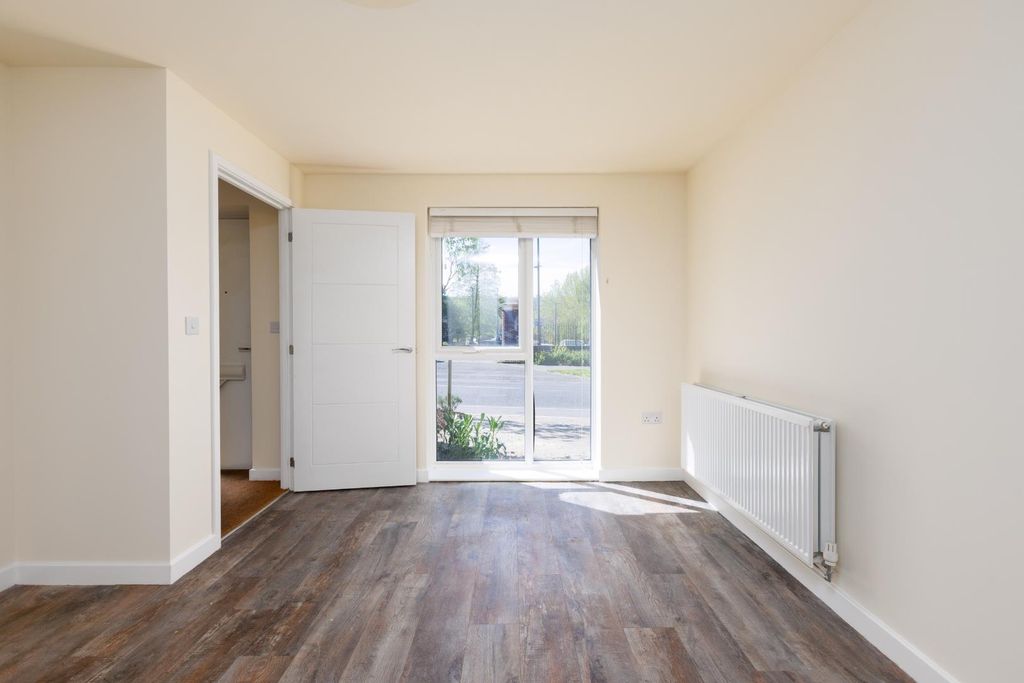 Property photo 3 of 18 5 Bishport Ave-13.Jpg