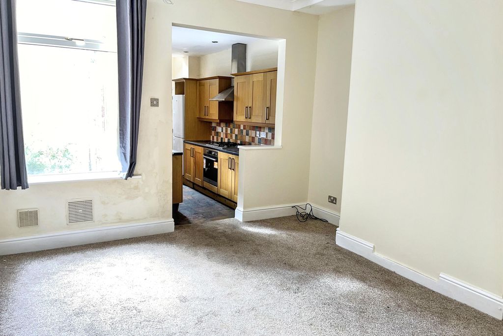 Property photo 3 of 11 39 Clarence Road, Worksop, Nottinghamshire, S80 1Qb