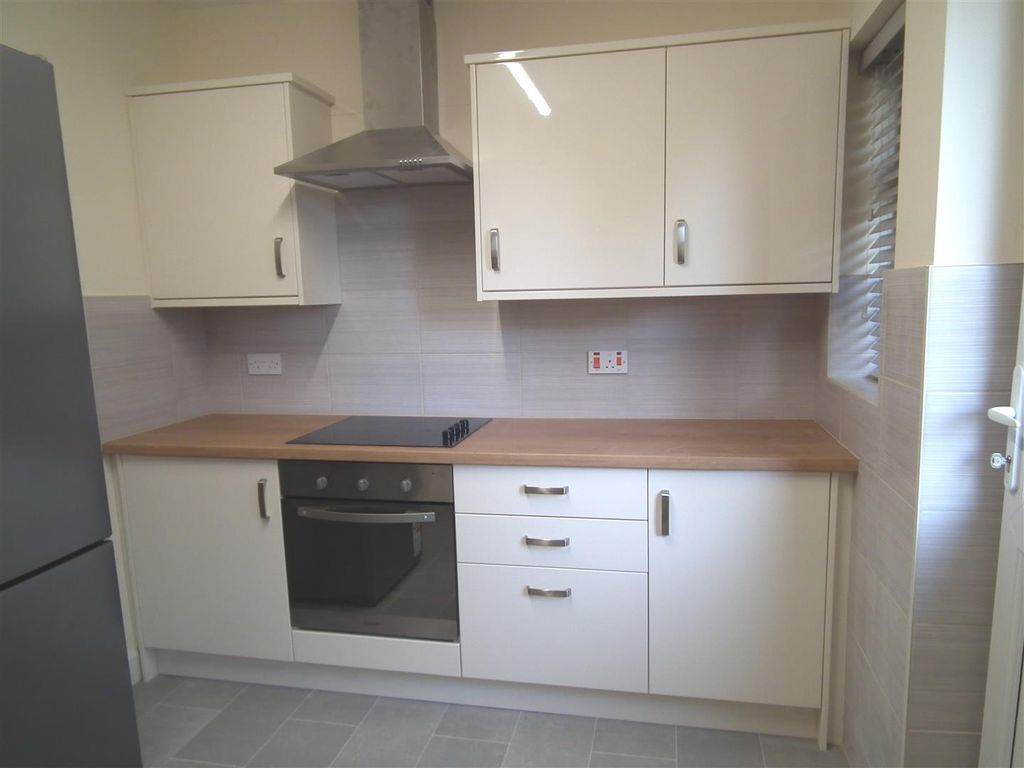 Property photo 3 of 7 Kitchen