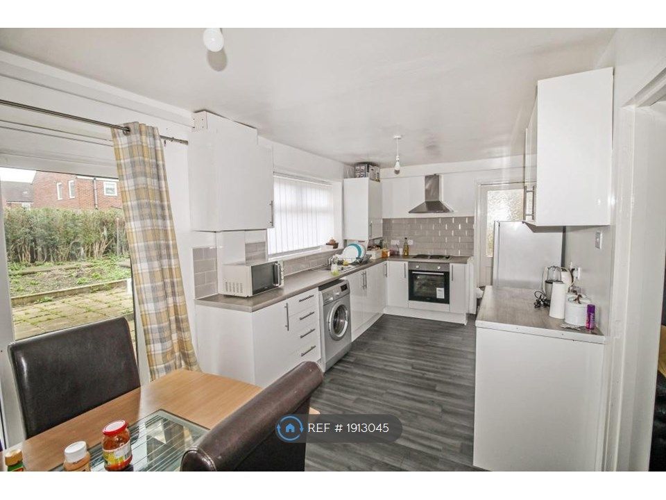 Property photo 3 of 10 Kitchen