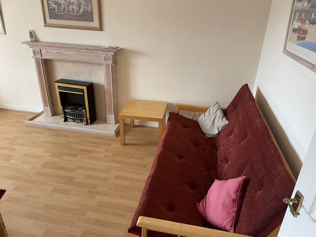 Property photo 3 of 12 Lounge 2