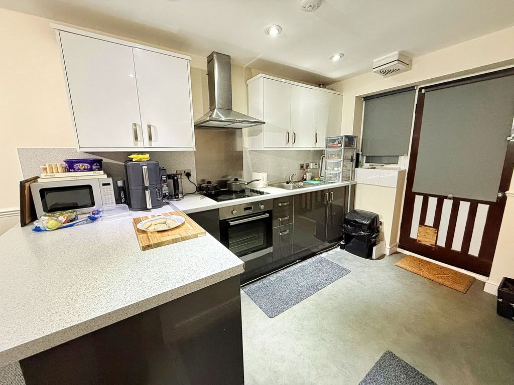 Property photo 3 of 7 Kitchen