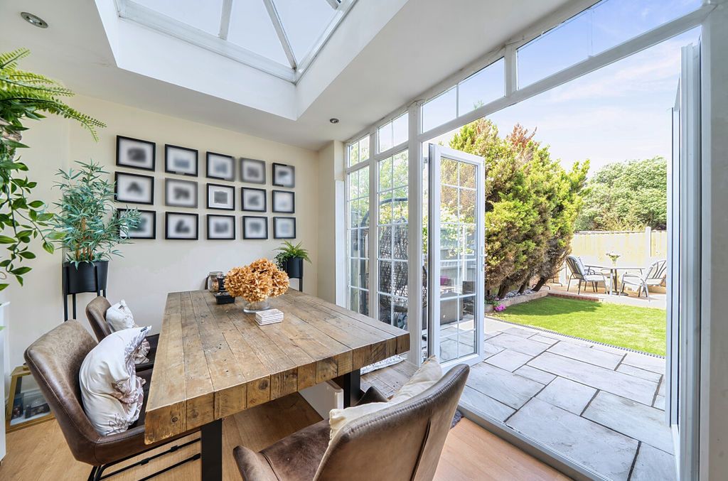 Property photo 3 of 20 Conservatory Angle 1