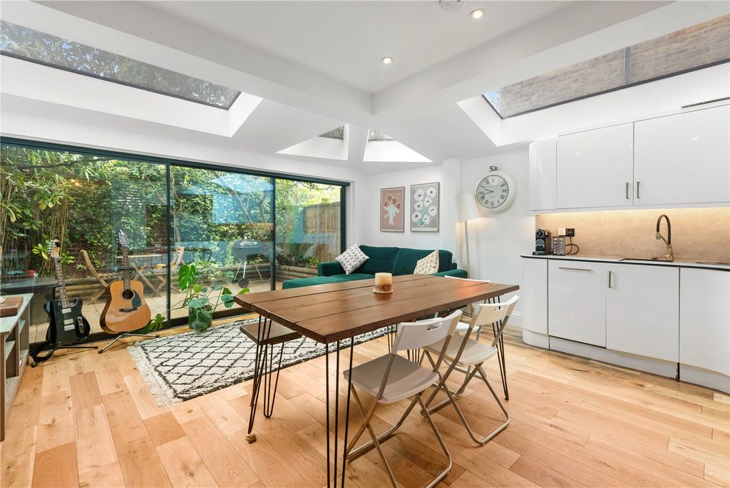 Property photo 1 of 10 Reception/Kitchen