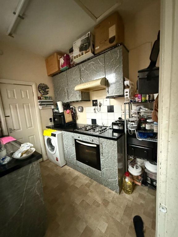 Property photo 3 of 7 Kitchen (1)