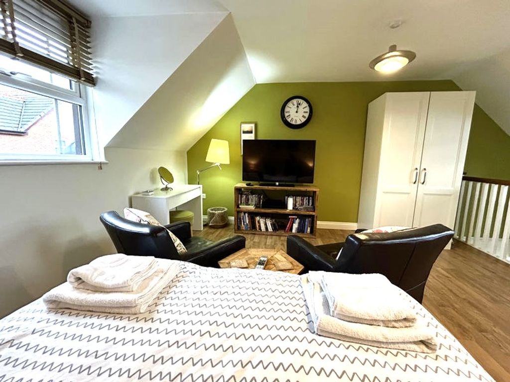 Property photo 3 of 8 A Spacious And Inviting Large Double Bedroom Featu...
