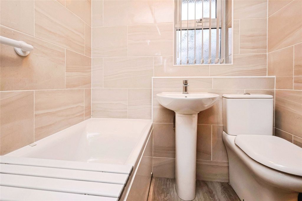 Property photo 3 of 16 Picture No. 17