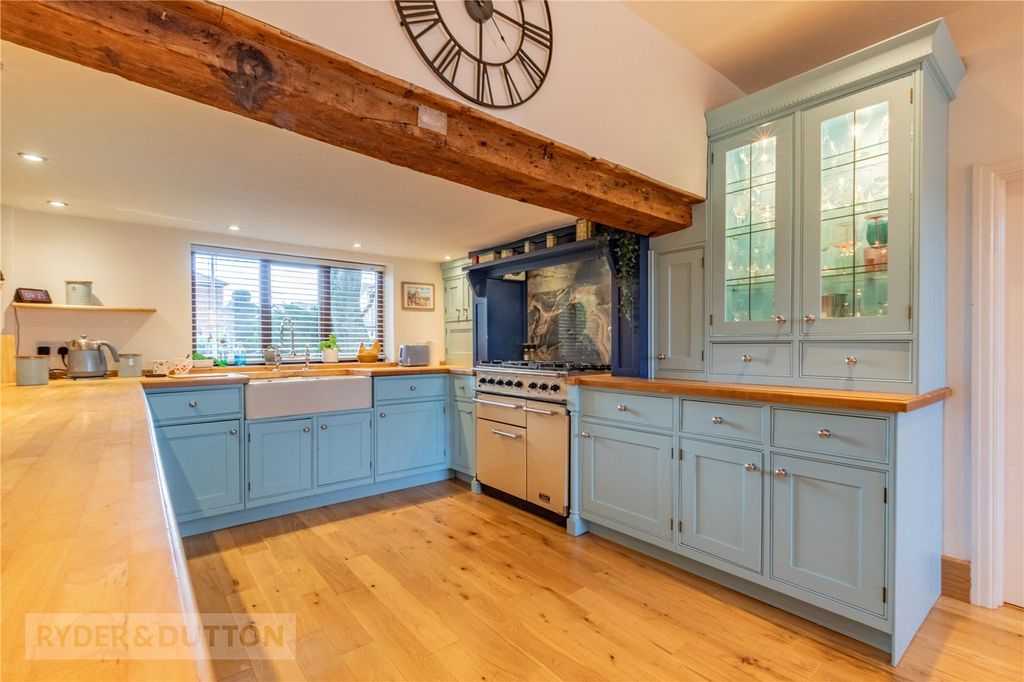 Property photo 3 of 31 Kitchen