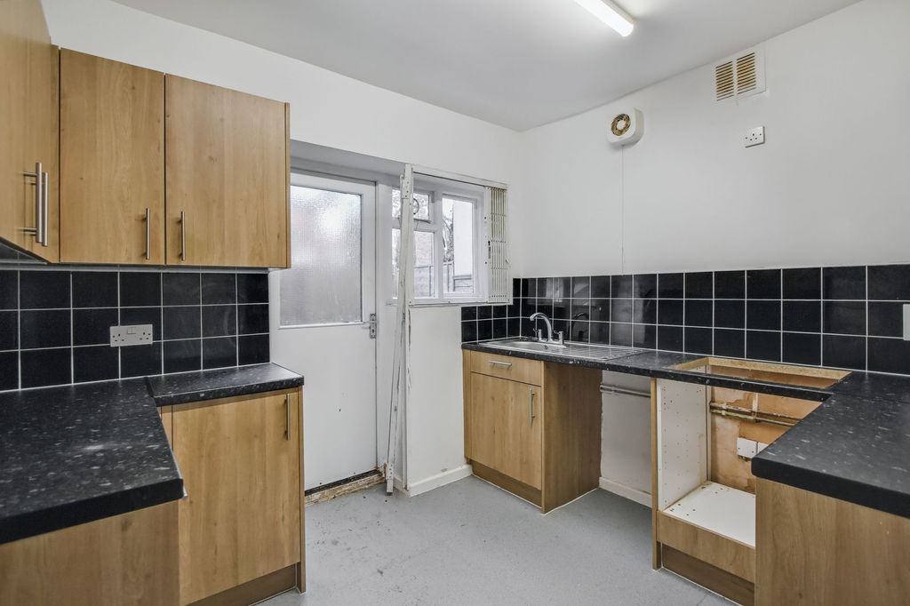 Property photo 3 of 12 Flat A, 124 Rathcoole Gardens, Hornsey, London, N8 9Pg