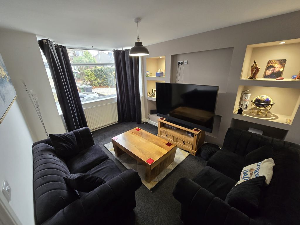 Property photo 3 of 17 Lounge B