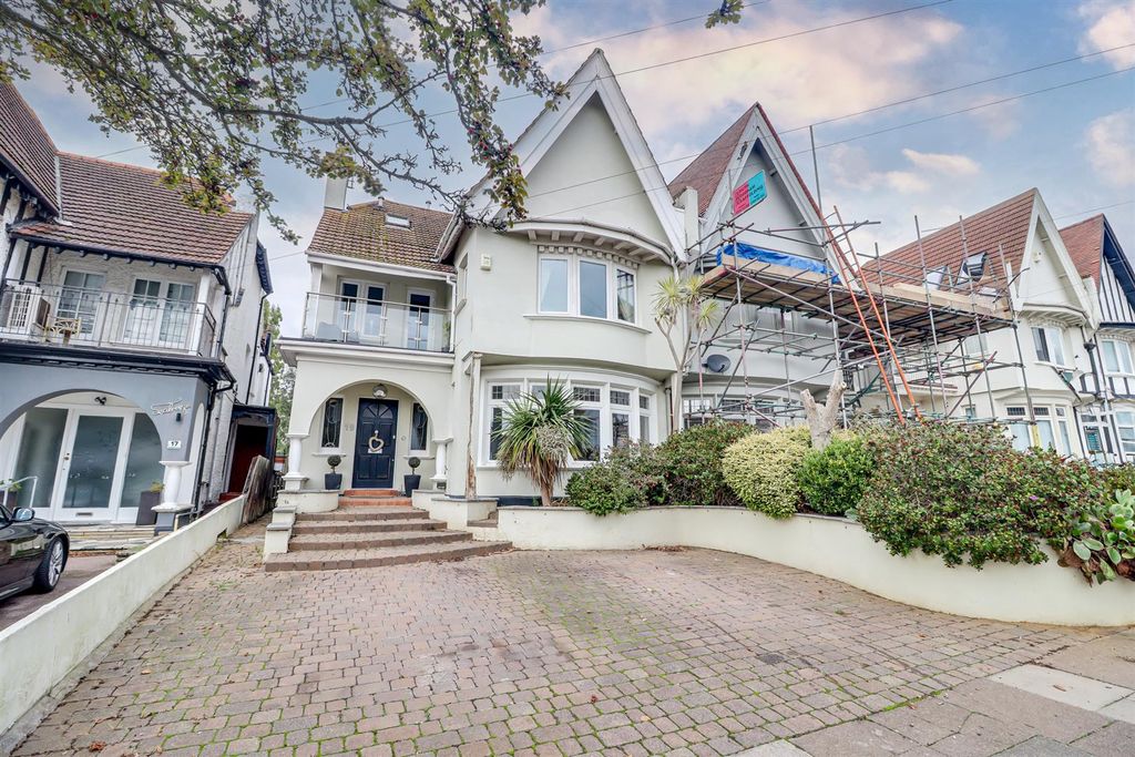 Property photo 1 of 32