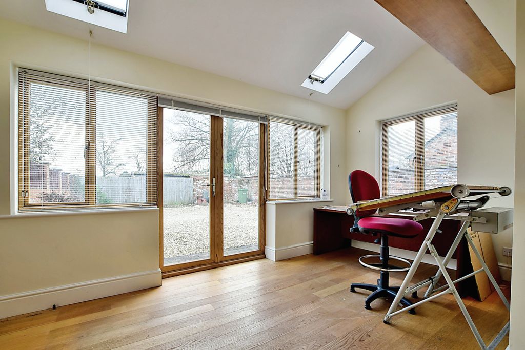 Property photo 3 of 18 Studio