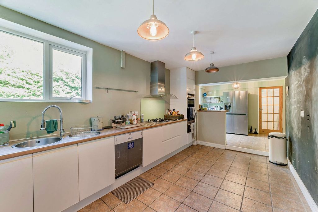 Property photo 3 of 39