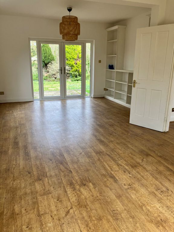 Property photo 3 of 18 Through Lounge 2