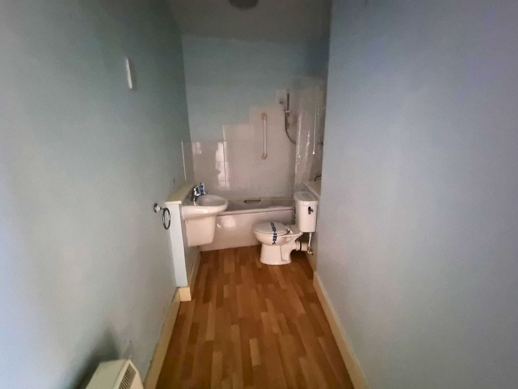 Property photo 3 of 6 Bathroom