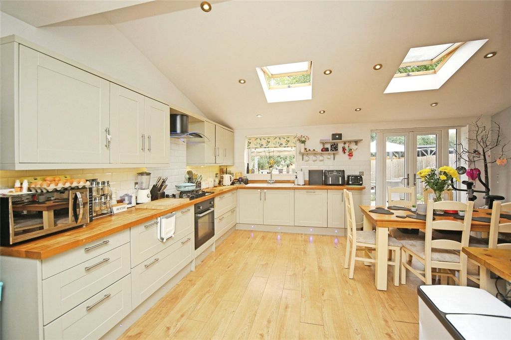 Property photo 2 of 39 Picture No. 11