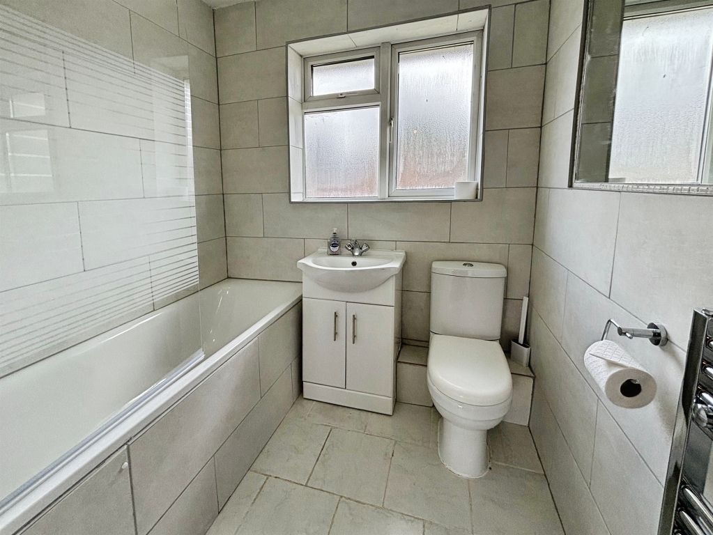 2 bed maisonette for saleChester Place, Basingstoke RG21 photo 5