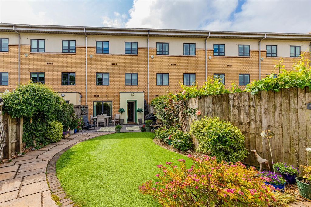 Property photo 1 of 24 Windsor Esplanade 22-33.Jpg