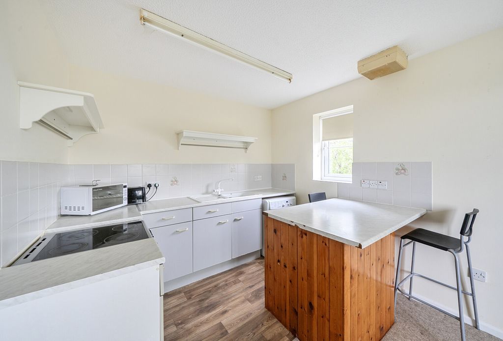 Property photo 1 of 14 1470568-11-6A32B6...