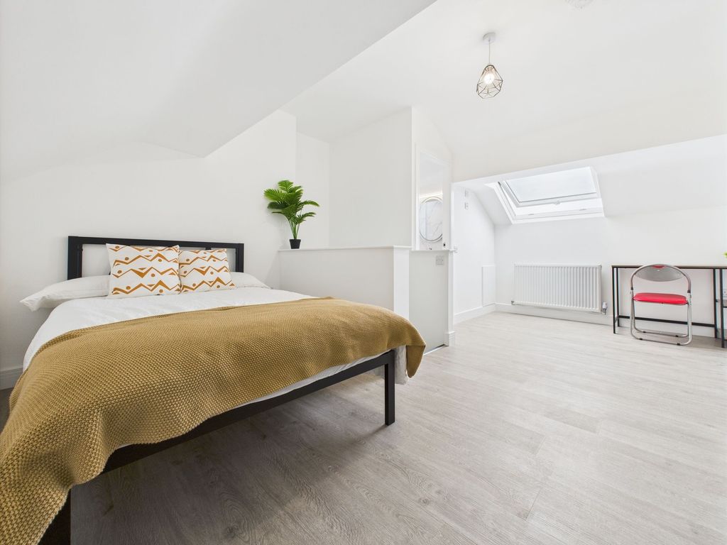 Property photo 2 of 13 Bright And Modern Bedroom Featuring A Comfortable ...