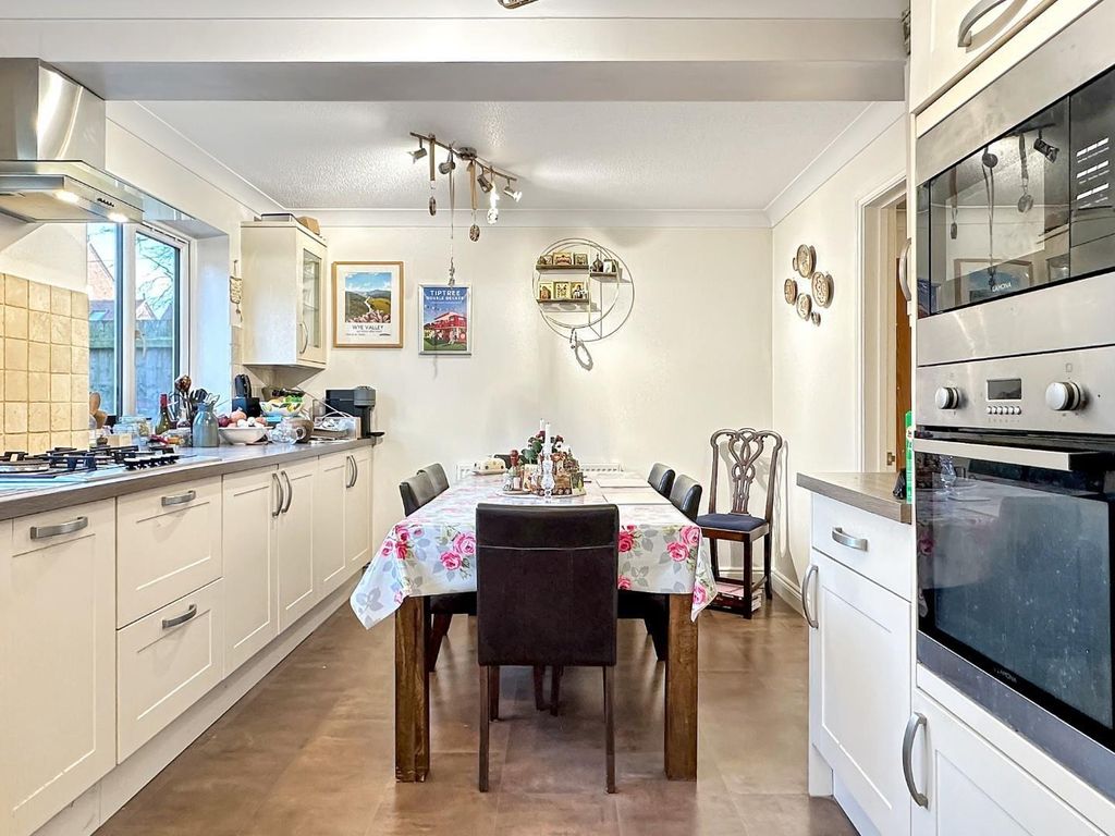 Property photo 3 of 11 Kitchen