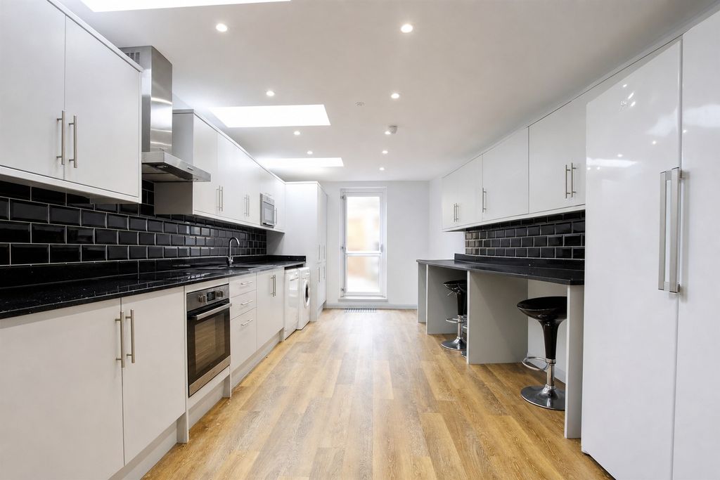 Property photo 3 of 13 Approach