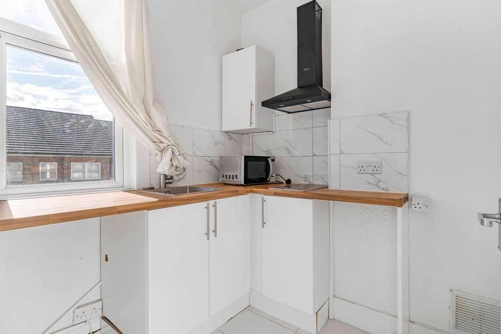 Property photo 3 of 12 Kitchen