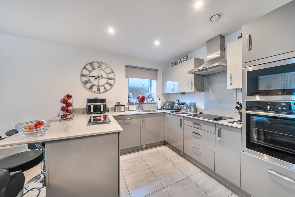 Property photo 3 of 15 1404327-15-697A32...