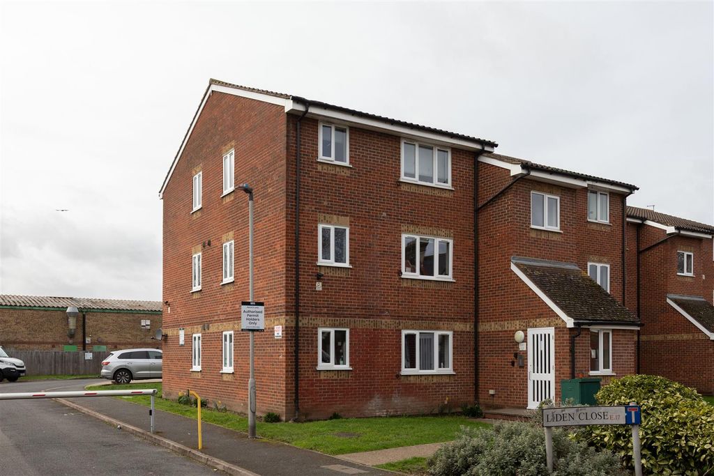 Property photo 2 of 21 Liden Close, E17