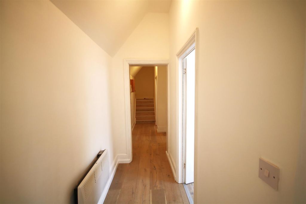 Property photo 3 of 14 Hall B.Jpg