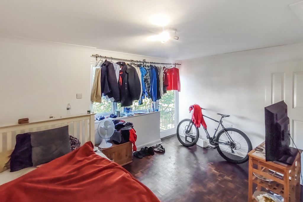 Property photo 3 of 11 26 Douglas Road, Addlestone, Kt15 2Dz