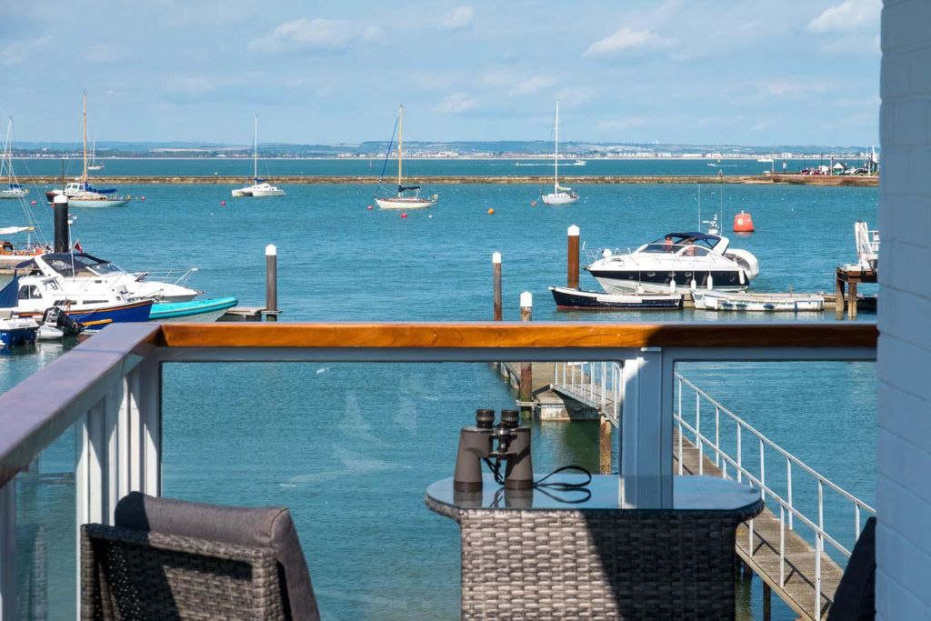 Property photo 2 of 20 View To The Solent