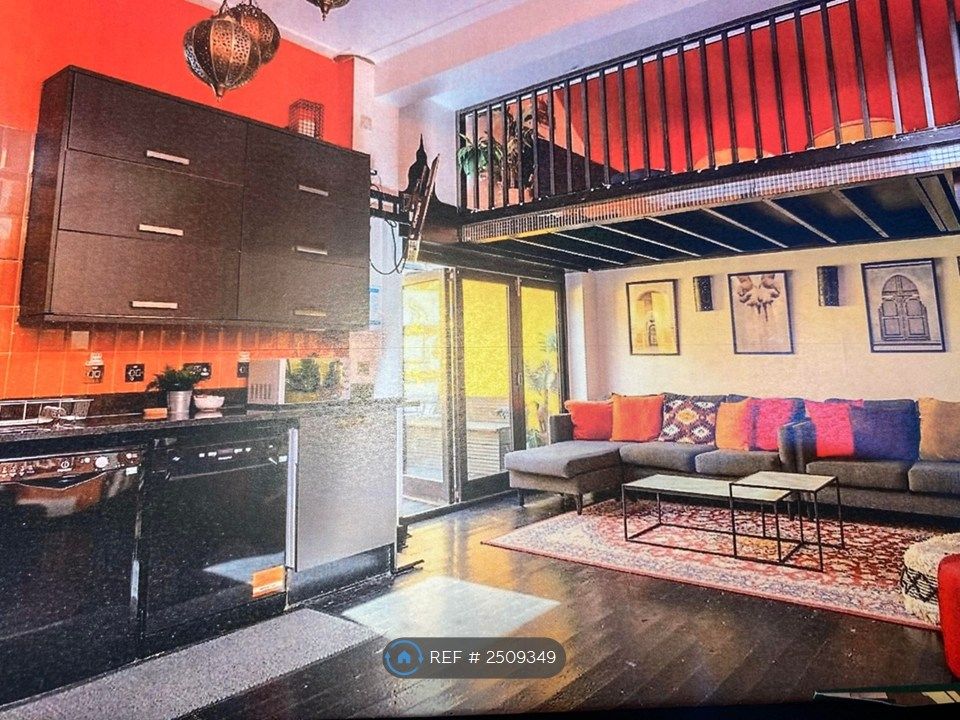 Property photo 1 of 17 Large Lounge Area