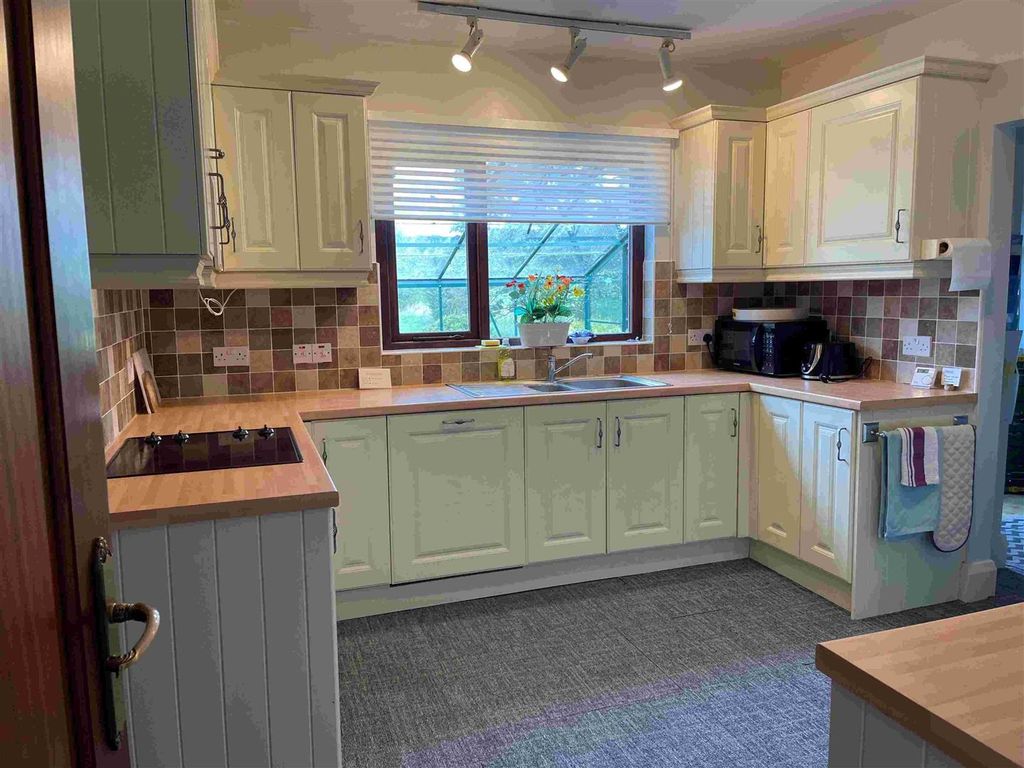 Property photo 3 of 14 5A Kitchen1.Jpg