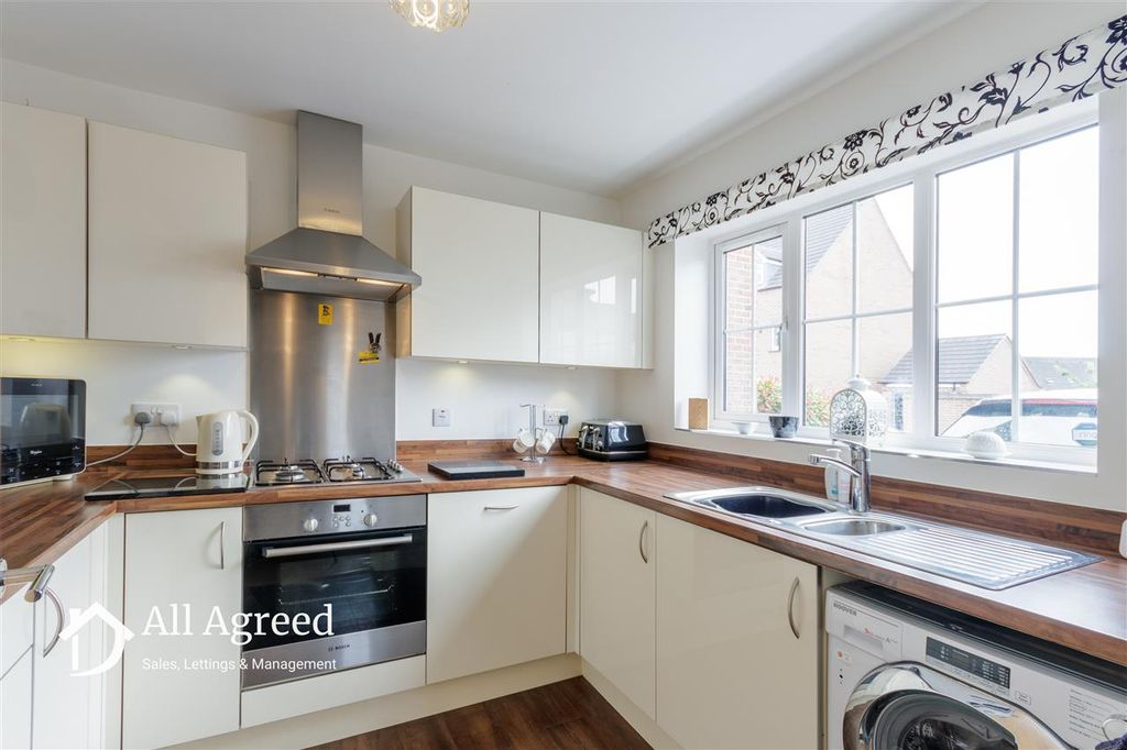 Property photo 3 of 11 Kitchen