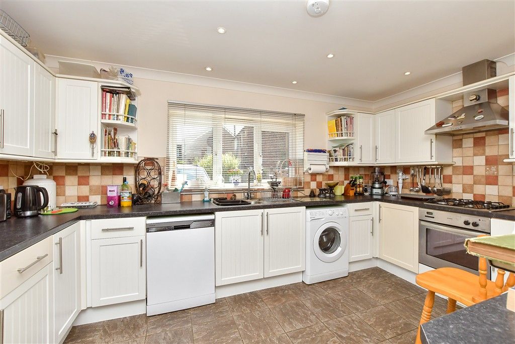 Property photo 3 of 10 Kitchen