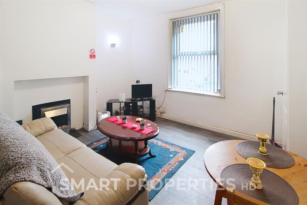 Property photo 3 of 7 Living Room