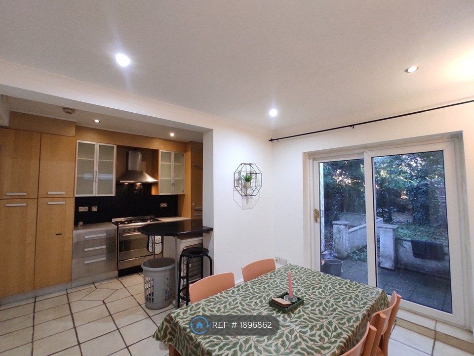 Property photo 2 of 10 Kitchen / Dining Room