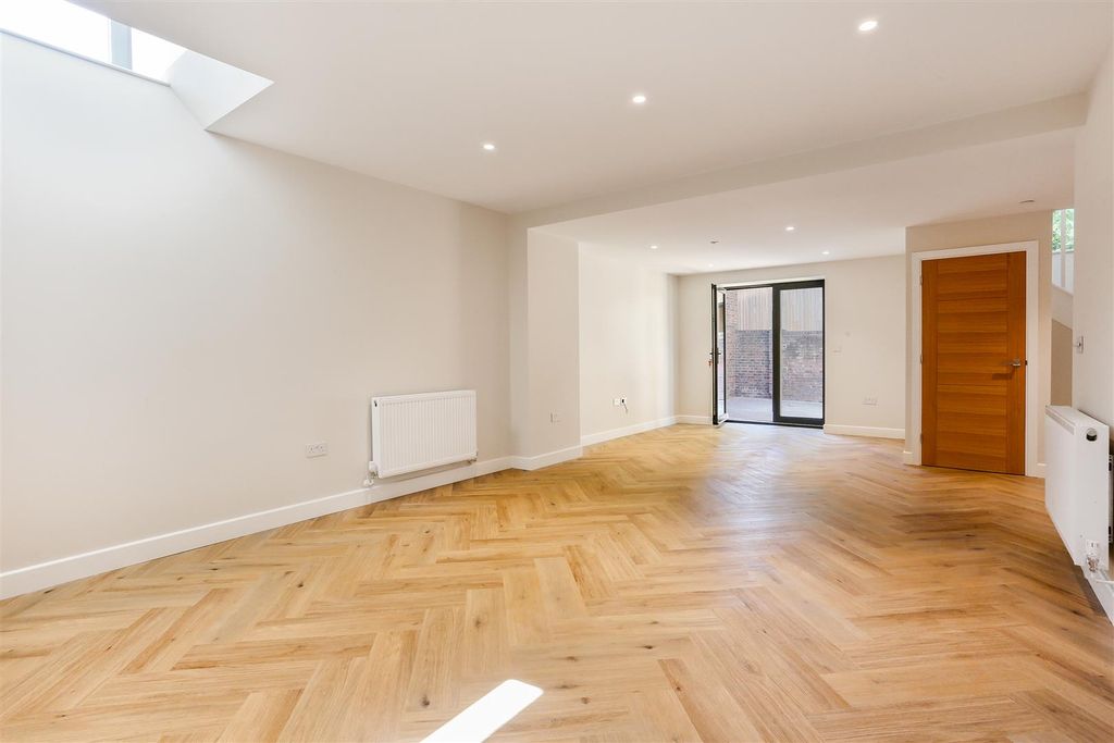 Property photo 2 of 25 1469541018 - Campbell House, High Steet, Kt1718.Jp