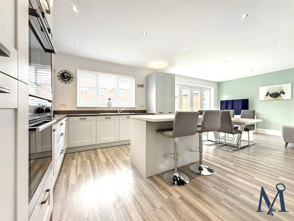 Property photo 2 of 27 Kitchen / Living / Diner