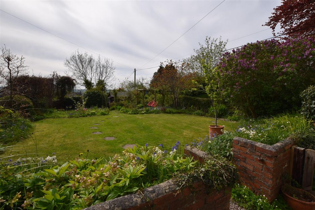 Property photo 3 of 39 Front Garden