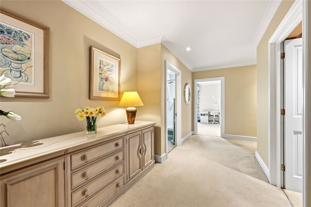 Property photo 3 of 22 Entrance Hall