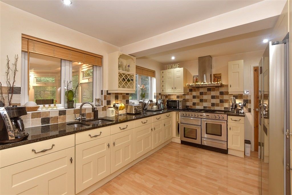 Property photo 2 of 7 Kitchen